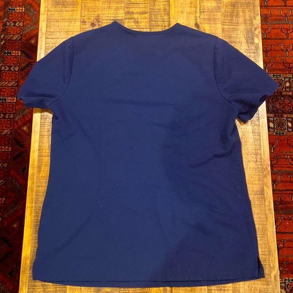 FIGS Navy Blue 2 pocket scrub top size M - Picture 2 of 3